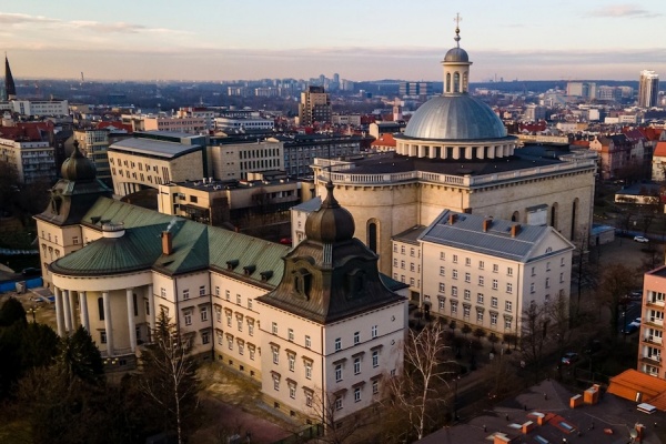katedra i kuria